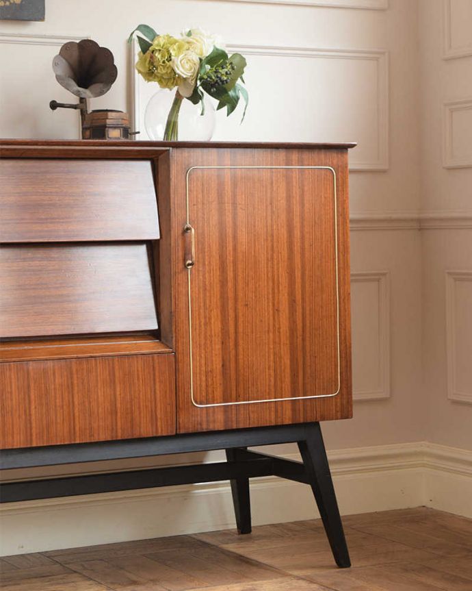 アンティークのキャビネット アンティーク家具 ブラックの脚がカッコイイ、北欧テイストのヴィンテージサイドボード。ヴィンテージ家具らしいあたたかさ。(k-2437-f)