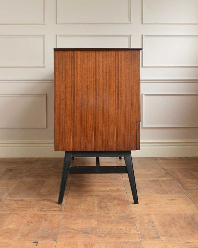 アンティークのキャビネット アンティーク家具 ブラックの脚がカッコイイ、北欧テイストのヴィンテージサイドボード。横から見てもスッキリどこから見てもスッキリとしてステキなヴィンテージ。(k-2437-f)
