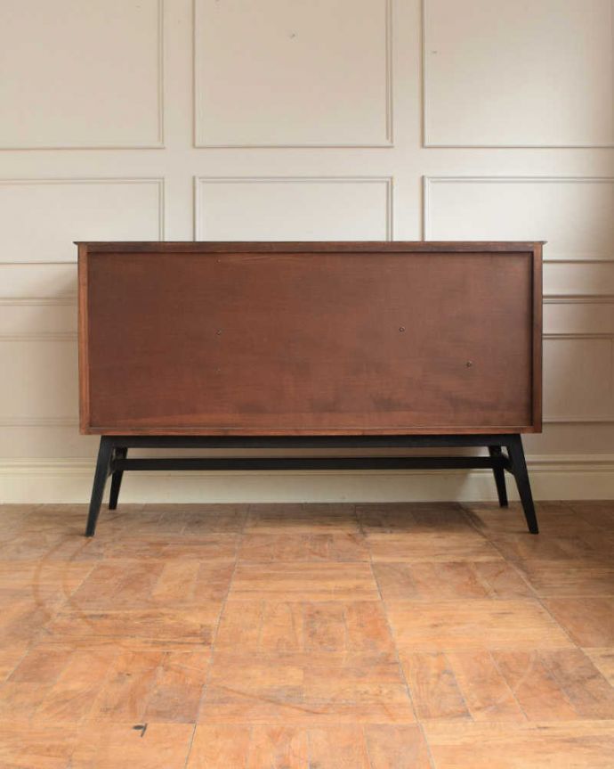 アンティークのキャビネット アンティーク家具 ブラックの脚がカッコイイ、北欧テイストのヴィンテージサイドボード。もちろん後ろ姿もキレイですビンテージは新品ではないので、もちろん経年変化によるキズはあります。(k-2437-f)