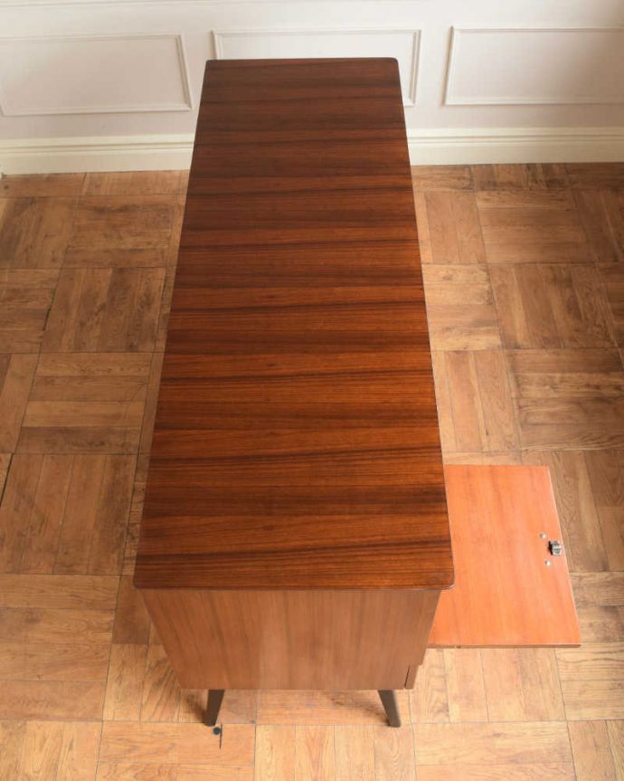 アンティークのキャビネット アンティーク家具 ブラックの脚がカッコイイ、北欧テイストのヴィンテージサイドボード。天板の塗装もキレイに仕上げましたヴィンテージの家具は修復方法が様々。(k-2437-f)