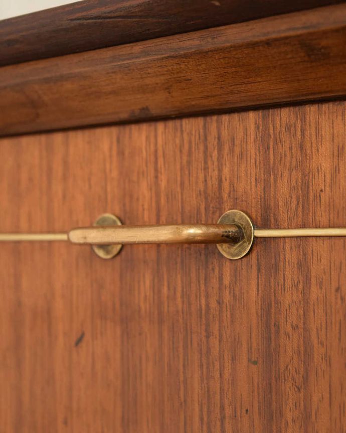 アンティークのキャビネット アンティーク家具 ブラックの脚がカッコイイ、北欧テイストのヴィンテージサイドボード。デザインの一部になっている取っ手取っ手のデザインもシンプルかつ機能的に。(k-2437-f)