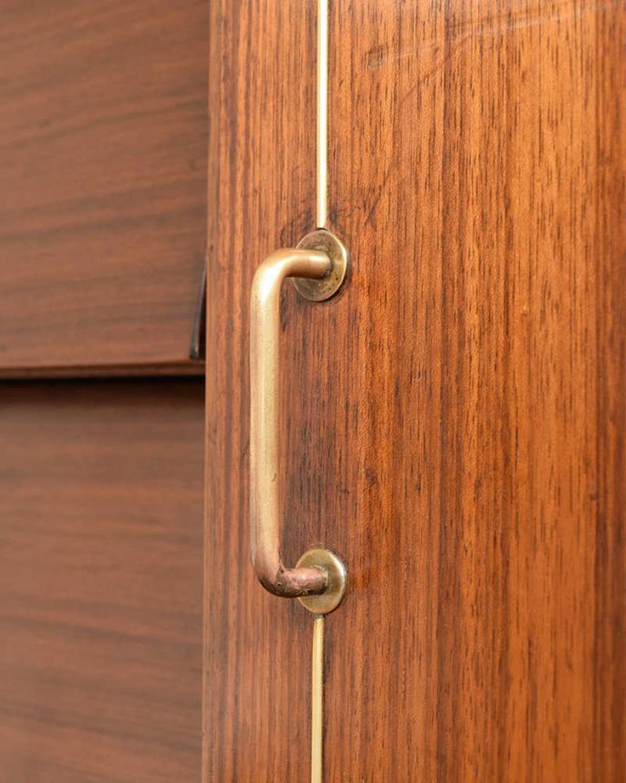 アンティークのキャビネット アンティーク家具 ブラックの脚がカッコイイ、北欧テイストのヴィンテージサイドボード。扉の木目があたたかさを演出クールなデザインなのに、なんだかほっとするあたたかさ。(k-2437-f)