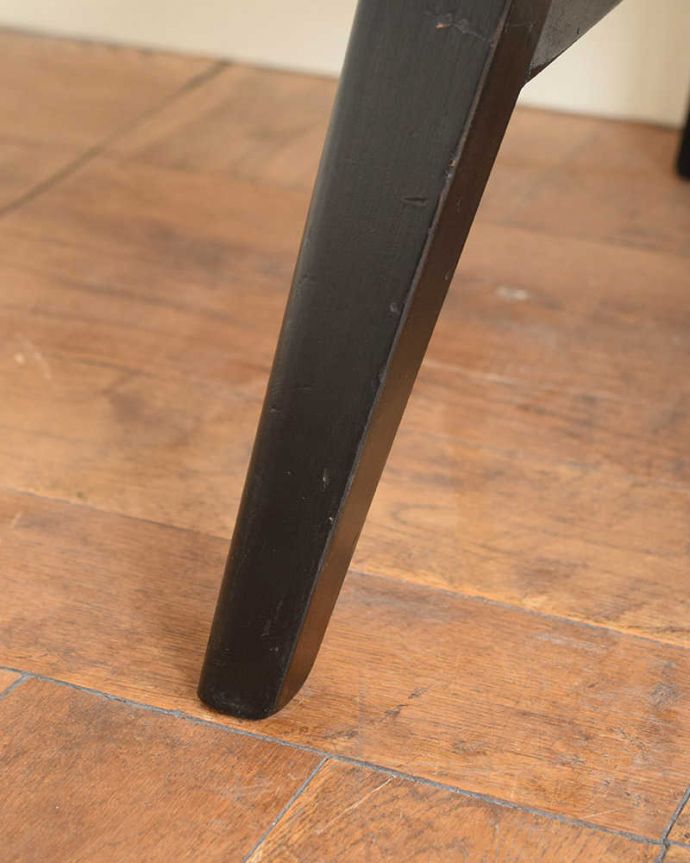 アンティークのキャビネット アンティーク家具 ブラックの脚がカッコイイ、北欧テイストのヴィンテージサイドボード。スッキリとした脚の裏には…Handleの家具の脚裏にはフェルトキーパーをお付けしています。(k-2437-f)