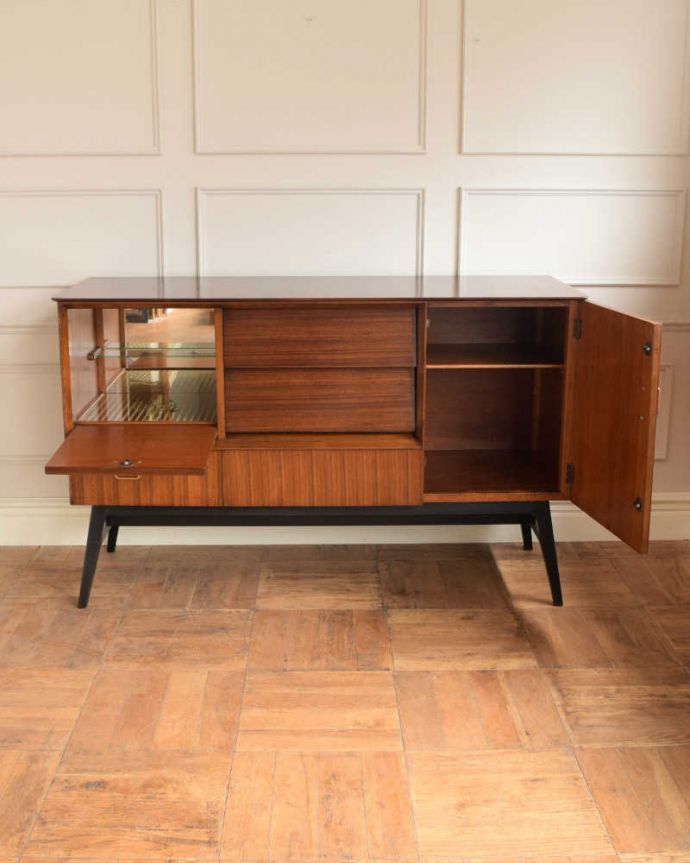 アンティークのキャビネット アンティーク家具 ブラックの脚がカッコイイ、北欧テイストのヴィンテージサイドボード。扉の奥はたっぷり収納扉を開けると、中にはたっぷりの収納。(k-2437-f)