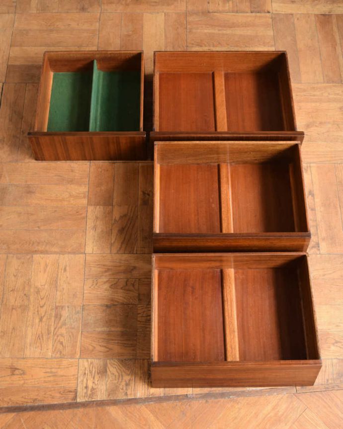 アンティークのキャビネット アンティーク家具 ブラックの脚がカッコイイ、北欧テイストのヴィンテージサイドボード。キレイにお直ししました引き出しの中も修復の際、専門の職人がキレイにしました。(k-2437-f)