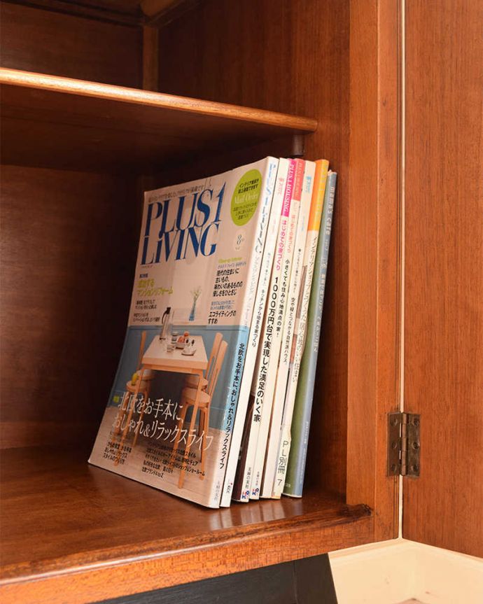 アンティークのキャビネット アンティーク家具 ブラックの脚がカッコイイ、北欧テイストのヴィンテージサイドボード。扉の中は収納たっぷりA4サイズの雑誌までしっかり収納出来ちゃう大きさ。(k-2437-f)