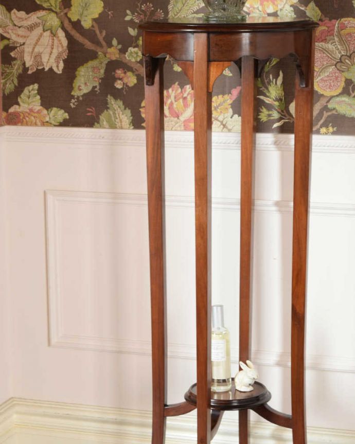 プランツスタンド・ケーキスタンド　アンティーク家具　英国輸入の美しいアンティーク家具、脚の長い優雅なプランツスタンド。小さくてもアンティークの気品タップリ美しい立ち姿は堂々として品格たっぷり。(k-2438-f)