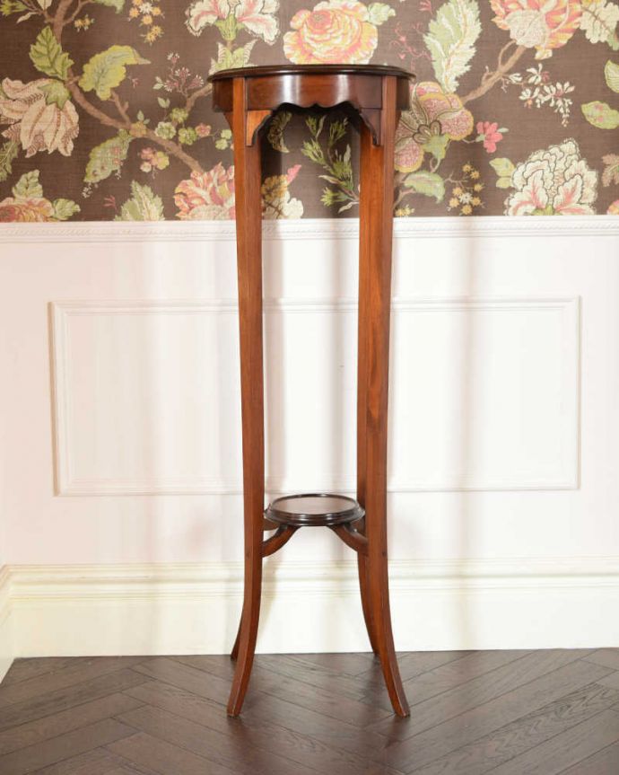 プランツスタンド・ケーキスタンド　アンティーク家具　英国輸入の美しいアンティーク家具、脚の長い優雅なプランツスタンド。横から見てもステキ角度を変えてみてみると、こんな感じです。(k-2438-f)