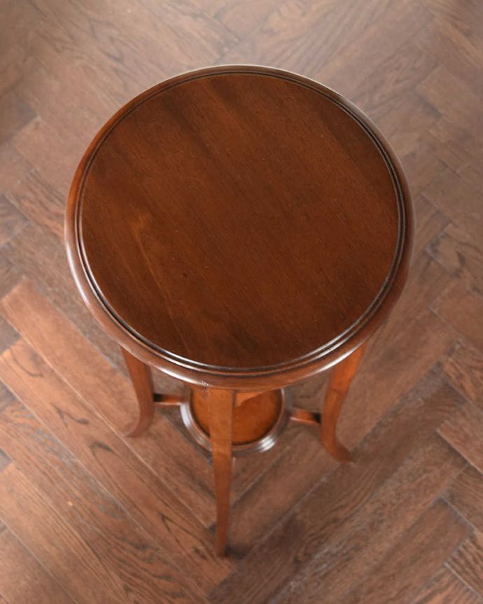 プランツスタンド・ケーキスタンド　アンティーク家具　英国輸入の美しいアンティーク家具、脚の長い優雅なプランツスタンド。上から見ると･･･天板の形はこんな感じです。(k-2438-f)