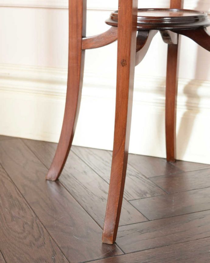 プランツスタンド・ケーキスタンド　アンティーク家具　英国輸入の美しいアンティーク家具、脚の長い優雅なプランツスタンド。持ち上げなくても移動できますHandleのアンティーク家具の脚の裏にはフェルトキーパーをお付けしているので、床を滑らせてラクに移動できます。(k-2438-f)