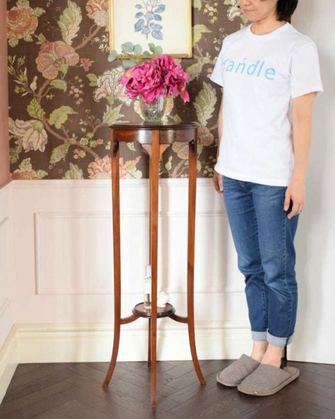 プランツスタンド・ケーキスタンド　アンティーク家具　英国輸入の美しいアンティーク家具、脚の長い優雅なプランツスタンド。スラッと背が高く美しいプランツスタンドアンティーク家具の中でもさらに贅沢なアンティーク。(k-2438-f)