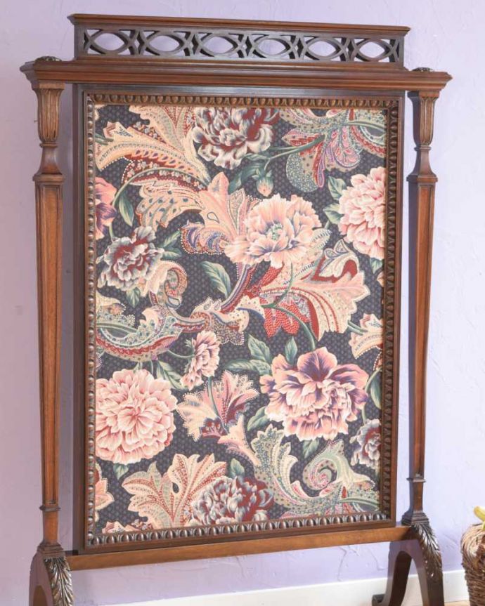 めずらしい家具 アンティーク家具 イギリスで見つけた豪華なアンティークファイヤースクリーン 。見ても楽しめるアンティークですいろんな場所に持ち運べる大きさ。(k-2439-f)