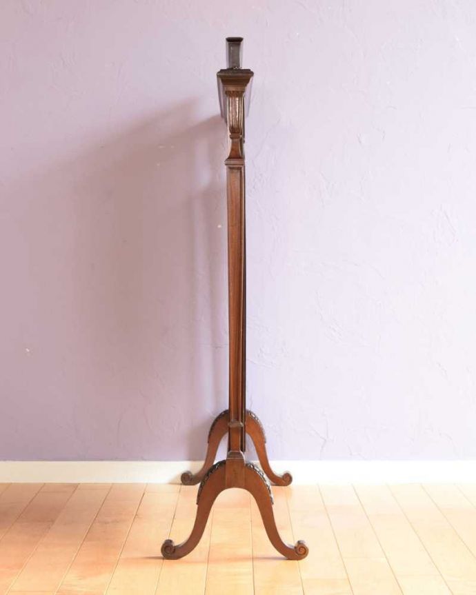 めずらしい家具 アンティーク家具 イギリスで見つけた豪華なアンティークファイヤースクリーン 。横から見ても素敵横から見ると、こんなにすっきりしたシルエットです。(k-2439-f)