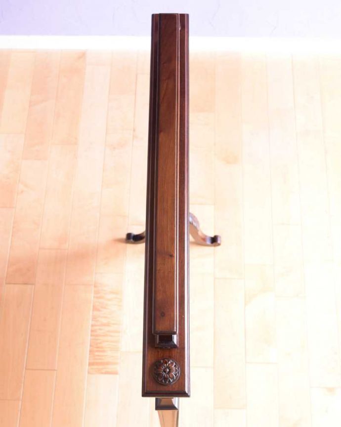 めずらしい家具 アンティーク家具 イギリスで見つけた豪華なアンティークファイヤースクリーン 。上から見てもキレイですどの角度から見ても優雅で気品のあるフォルムです。(k-2439-f)