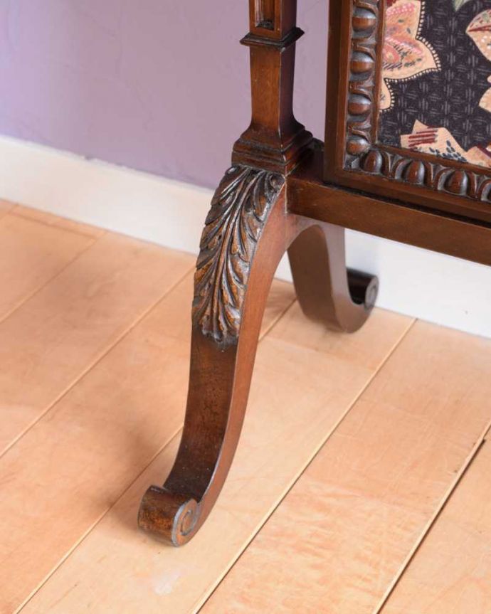 めずらしい家具 アンティーク家具 イギリスで見つけた豪華なアンティークファイヤースクリーン 。持ち上げなくても移動できます!Handleのアンティークは、脚の裏にフェルトキーパーをお付けしていますので、床を滑らせてれば女性1人でも移動が簡単です。(k-2439-f)