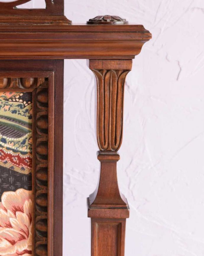 めずらしい家具 アンティーク家具 イギリスで見つけた豪華なアンティークファイヤースクリーン 。いろんな場所にこだわり彫のデザインもいろいろです。(k-2439-f)