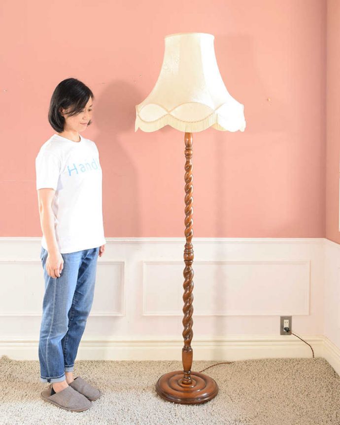 ツイストデザイン　照明・ライティング　英国輸入のスタンドライト、ツイストが美しいアンティークフロアランプ（Ｂ22シャンデリア球付）。。(k-2441-f)