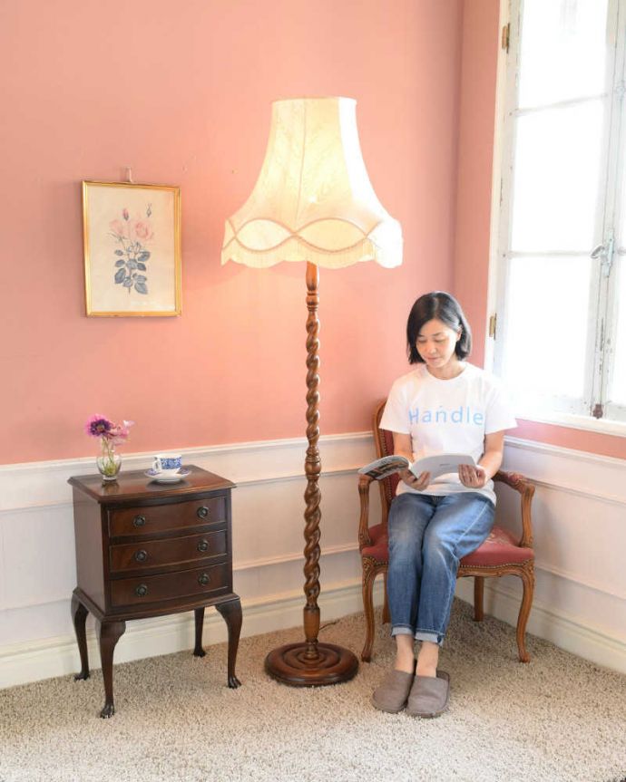 ツイストデザイン　照明・ライティング　英国輸入のスタンドライト、ツイストが美しいアンティークフロアランプ（Ｂ22シャンデリア球付）。。(k-2441-f)