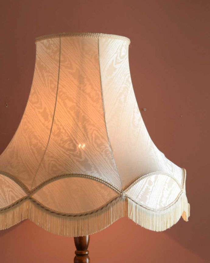 ツイストデザイン　照明・ライティング　英国輸入のスタンドライト、ツイストが美しいアンティークフロアランプ（Ｂ22シャンデリア球付）。。(k-2441-f)