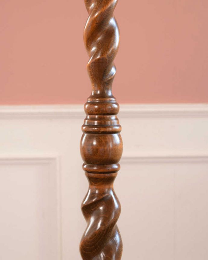 ツイストデザイン　照明・ライティング　英国輸入のスタンドライト、ツイストが美しいアンティークフロアランプ（Ｂ22シャンデリア球付）。。(k-2441-f)