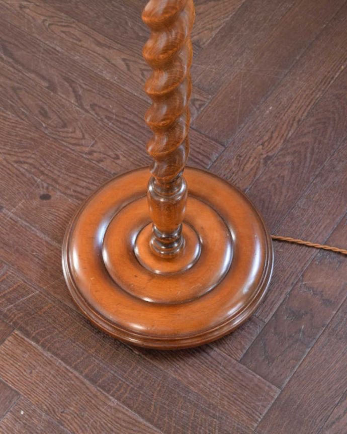 ツイストデザイン　照明・ライティング　英国輸入のスタンドライト、ツイストが美しいアンティークフロアランプ（Ｂ22シャンデリア球付）。。(k-2441-f)