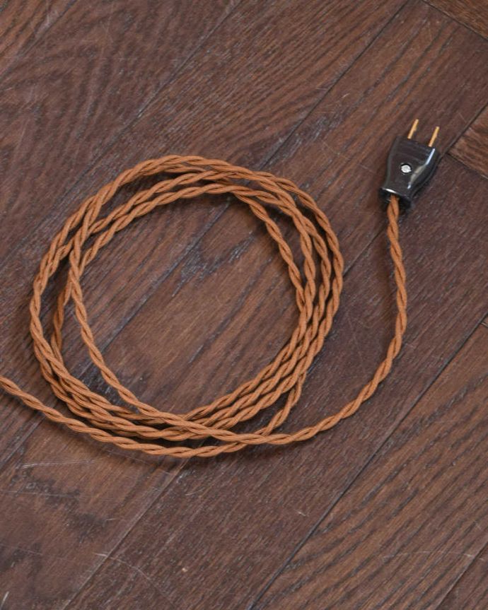 ツイストデザイン　照明・ライティング　英国輸入のスタンドライト、ツイストが美しいアンティークフロアランプ（Ｂ22シャンデリア球付）。。(k-2441-f)