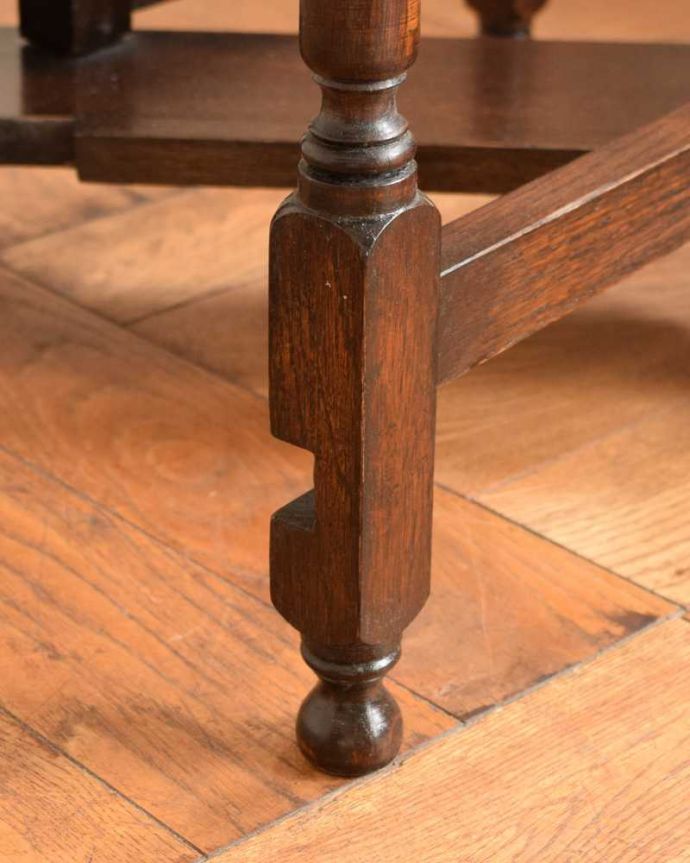 アンティークのテーブル アンティーク家具 優雅なアンティーク英国サザーランドテーブル、伸張式のゲートレッグテーブル。持ち上げなくても移動できます!Handleのアンティークは、脚の裏にフェルトキーパーをお付けしていますので、持ち上げなくても床を滑らせて移動させることが出来ます。(k-2444-f)