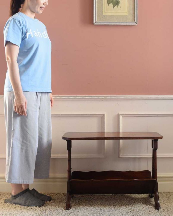 アンティークのテーブル アンティーク家具 バンブーデザインもお洒落なマガジンラック付きのアンティークコーヒーテーブル。使いやすさNo.1!便利なアンティークどこのお家でも使っているマガジンラックも、アンティークだったらデザインが素敵だから、なんだかオシャレに使えます。(k-2445-f)