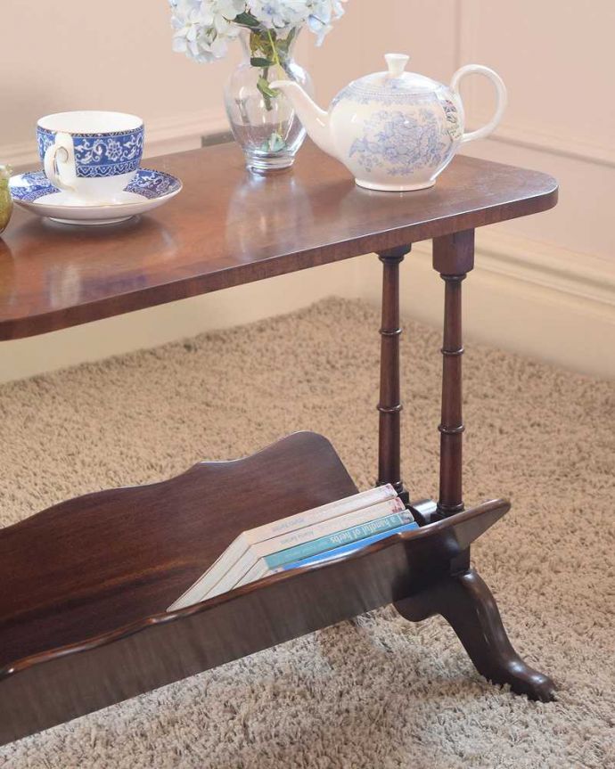アンティークのテーブル アンティーク家具 バンブーデザインもお洒落なマガジンラック付きのアンティークコーヒーテーブル。ちょっと置いておきたい…をキレイに収納新聞や雑誌など、ついついテーブルの上に置いてしまって雑多に見えるものが、コレさえあればキレイに収納出来てお部屋もスッキリ見えるんです。(k-2445-f)