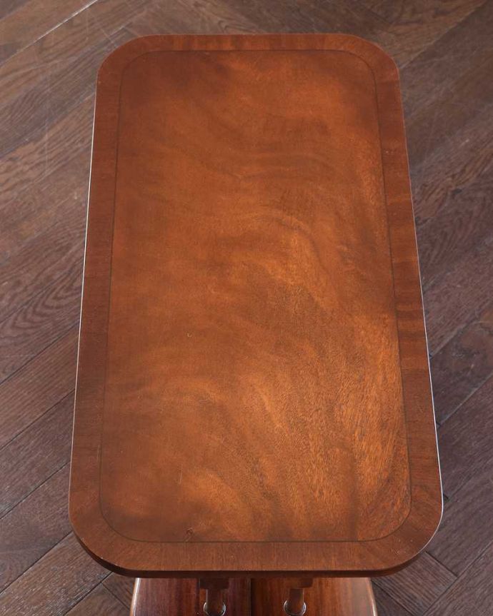 アンティークのテーブル アンティーク家具 バンブーデザインもお洒落なマガジンラック付きのアンティークコーヒーテーブル。天板の形を見てみると・・・テーブルの形を上から見ると、こんな感じです。(k-2445-f)