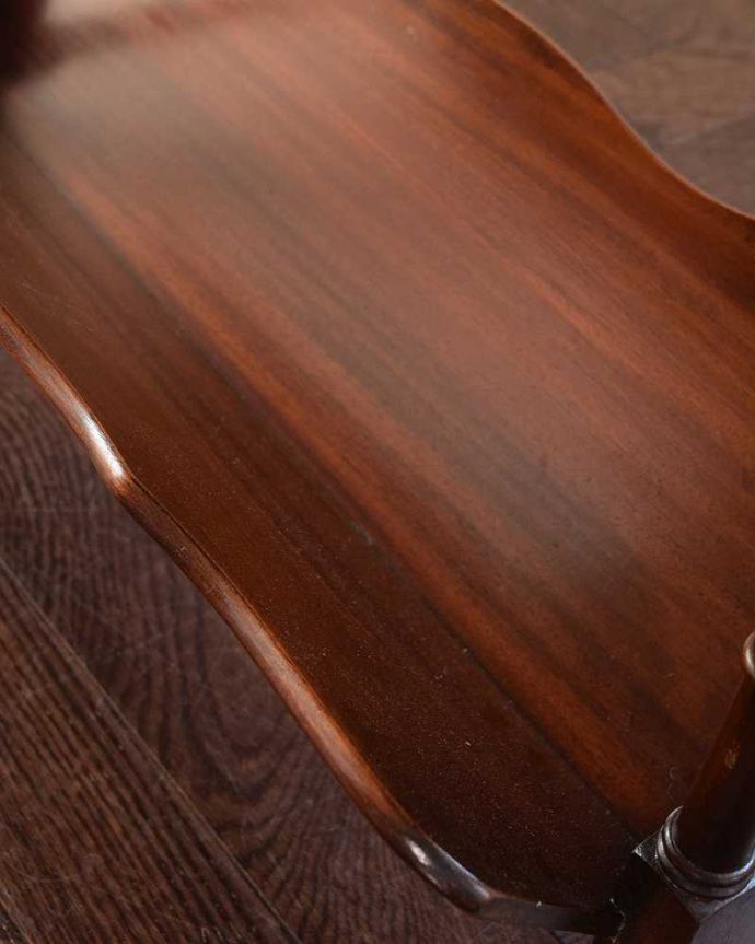 アンティークのテーブル アンティーク家具 バンブーデザインもお洒落なマガジンラック付きのアンティークコーヒーテーブル。雑誌を入れる部分もキレイに修復しましたアンティークは新品ではないので経年変化によるキズはありますが、専門の職人がキレイにお直ししました。(k-2445-f)