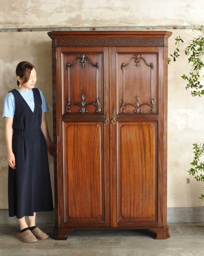 ワードローブ　アンティーク家具　アンティーク英国輸入家具、美しい彫刻が素敵なホールローブ（ワードローブ）。実は隠れた人気モノのアンティークアンティーク家具の中でリクエストが多いワードローブ。(k-2446-f)