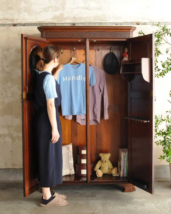 ワードローブ　アンティーク家具　アンティーク英国輸入家具、美しい彫刻が素敵なホールローブ（ワードローブ）。今日は何を着ようかな？お出かけ前のひとときも、このワードローブがあれば、さらに楽しい時間になります。(k-2446-f)