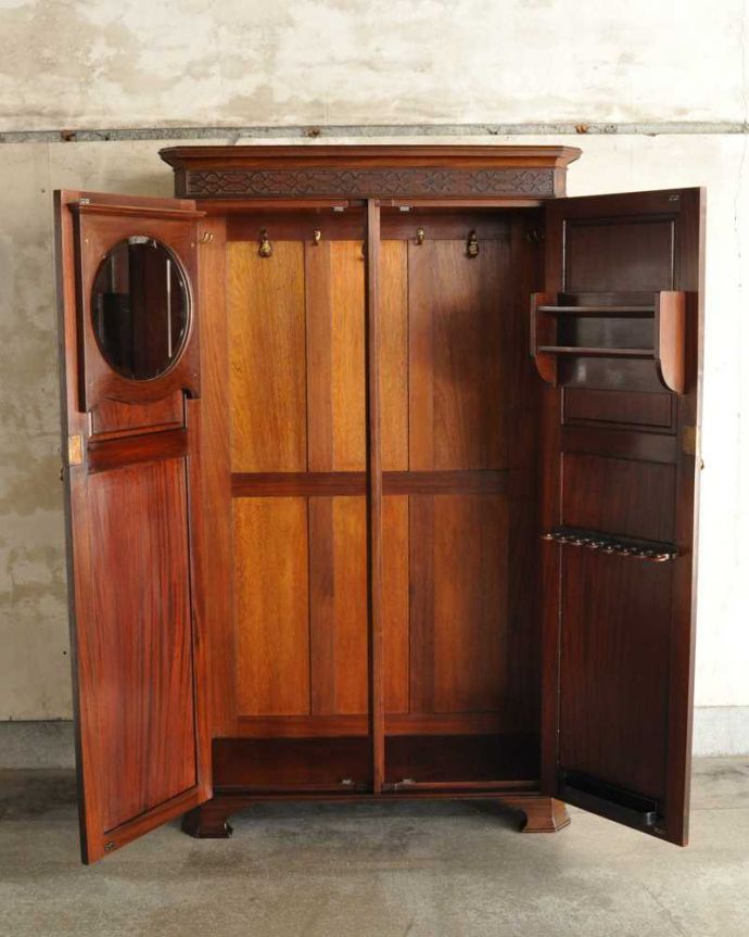 ワードローブ　アンティーク家具　アンティーク英国輸入家具、美しい彫刻が素敵なホールローブ（ワードローブ）。扉を開けて中を見ると･･･こんな感じで、たっぷり収納できます。(k-2446-f)