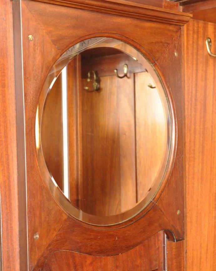 ワードローブ　アンティーク家具　アンティーク英国輸入家具、美しい彫刻が素敵なホールローブ（ワードローブ）。ご希望の方には新しいミラーコンディションのいいミラーですが、ご希望の方には新しいミラーに交換してお届けします（別途見積もり）ご注文の際、ご連絡下さい。(k-2446-f)