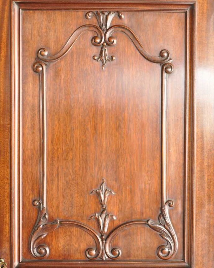 ワードローブ　アンティーク家具　アンティーク英国輸入家具、美しい彫刻が素敵なホールローブ（ワードローブ）。惚れ惚れしちゃう美しさこんなに堅い無垢材に一体どうやって彫ったんだろう？と不思議になるくらい細かい彫にうっとりです。(k-2446-f)