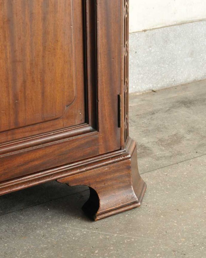 ワードローブ　アンティーク家具　アンティーク英国輸入家具、美しい彫刻が素敵なホールローブ（ワードローブ）。女性でも運べちゃう理由は･･･Handleのアンティークは、脚の裏にフェルトキーパーをお付けしていますので、重い家具でも床を滑らせて移動出来ます。(k-2446-f)