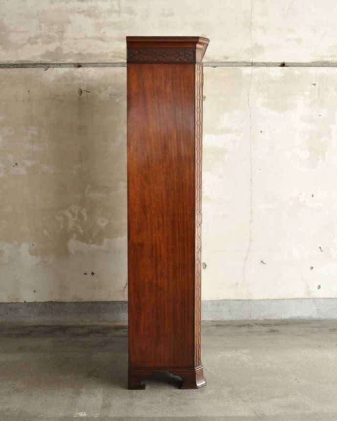 ワードローブ　アンティーク家具　アンティーク英国輸入家具、美しい彫刻が素敵なホールローブ（ワードローブ）。横から見た姿もステキ正面だけじゃなく横から見るとこんな感じです。(k-2446-f)