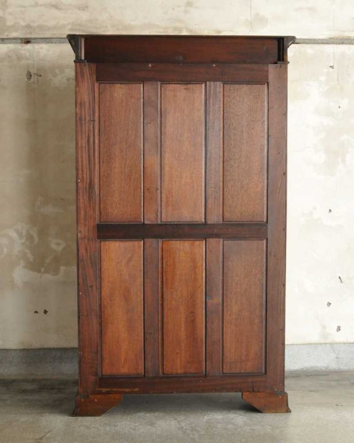 ワードローブ　アンティーク家具　アンティーク英国輸入家具、美しい彫刻が素敵なホールローブ（ワードローブ）。実は後ろ姿もキレイなんです。(k-2446-f)