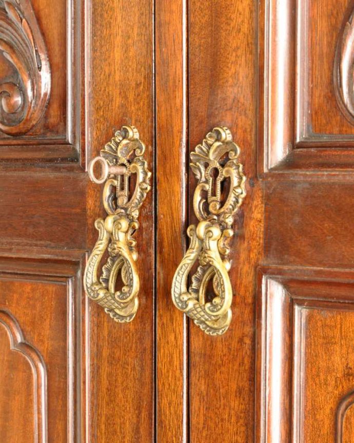 ワードローブ　アンティーク家具　アンティーク英国輸入家具、美しい彫刻が素敵なホールローブ（ワードローブ）。小さなパーツにもこだわり取っ手だけを見ていても現代とは違って良質な素材が使われているのが分かります。(k-2446-f)