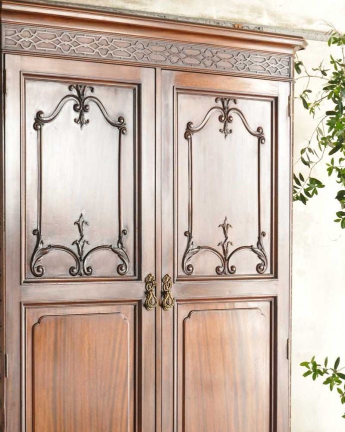 ワードローブ　アンティーク家具　アンティーク英国輸入家具、美しい彫刻が素敵なホールローブ（ワードローブ）。アンティークらしい装飾が魅力サイズの大きい家具だからこそ、やっぱり美しい装飾がアンティークの魅力。(k-2446-f)