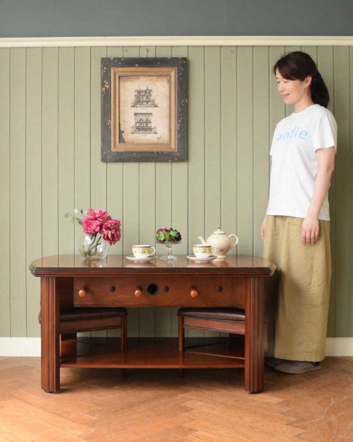 アンティークのテーブル　アンティーク家具　英国で出会っためずらしい家具、アンティークの遊べちゃうフットボールテーブル。テーブルとしても使えます英国らしいアンティークのコーヒーテーブル。(k-2447-f)