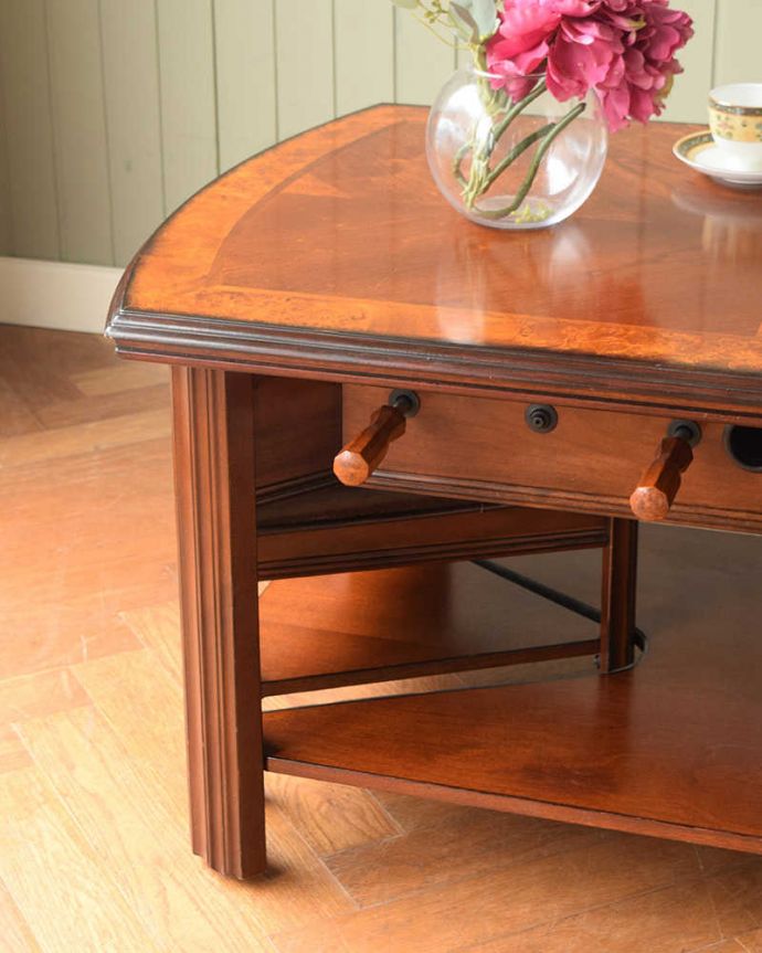 アンティークのテーブル　アンティーク家具　英国で出会っためずらしい家具、アンティークの遊べちゃうフットボールテーブル。英国らしいデザインのうつくしさにうっとり･･･脚のデザインだけ見ても、アンティークらしさが感じられるんです。(k-2447-f)