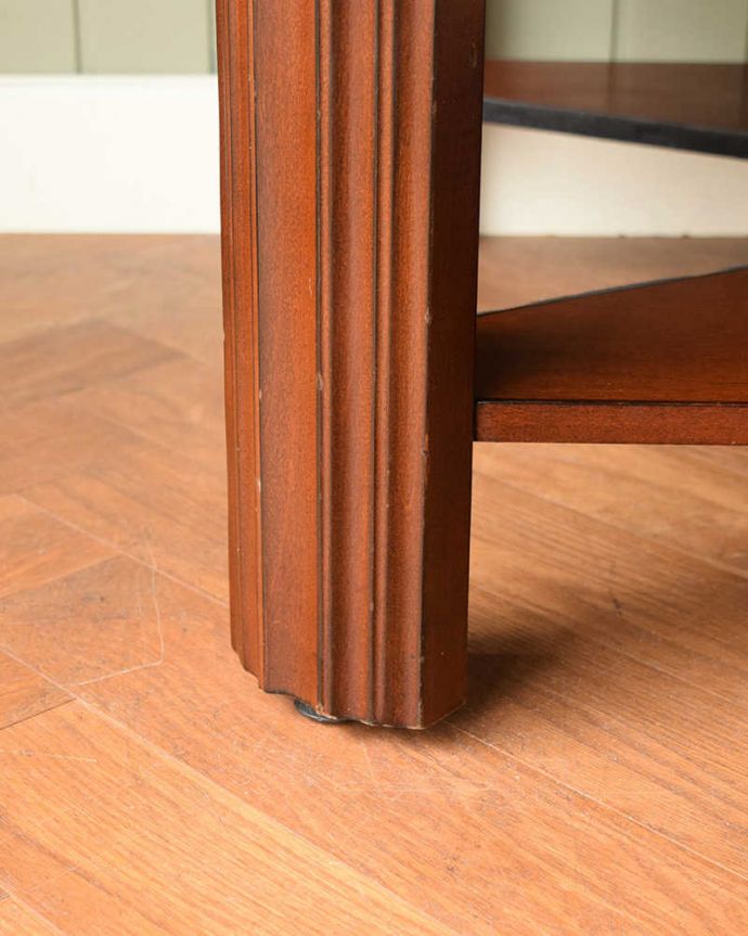 アンティークのテーブル　アンティーク家具　英国で出会っためずらしい家具、アンティークの遊べちゃうフットボールテーブル。持ち上げなくても移動できます！Handleのアンティークは、脚の裏にフェルトキーパーをお付けしていますので、床を滑らせてれば女性1人でも移動が簡単です。(k-2447-f)