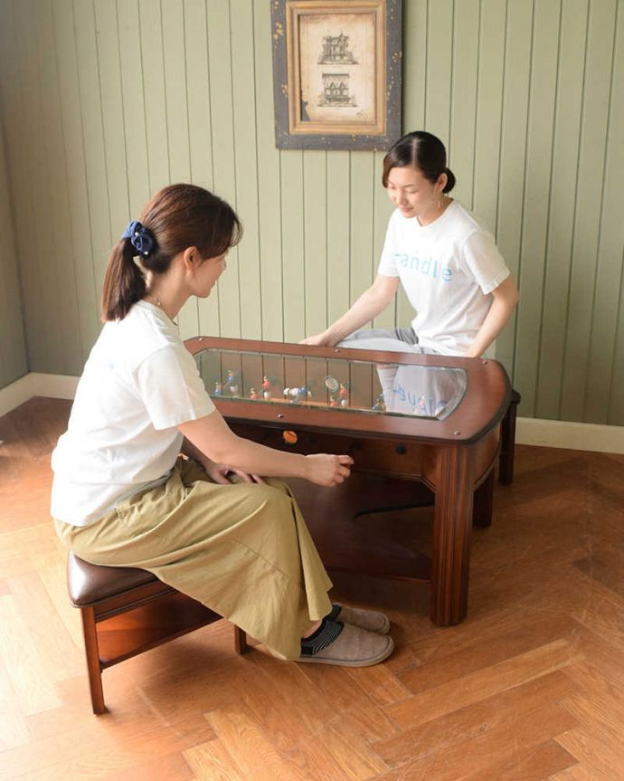 アンティークのテーブル　アンティーク家具　英国で出会っためずらしい家具、アンティークの遊べちゃうフットボールテーブル。サッカーモチーフのテーブルゲーム付き英国らしいアンティークのコーヒーテーブル。(k-2447-f)