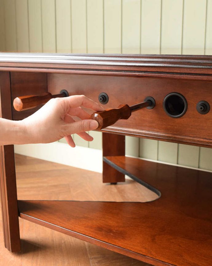 アンティークのテーブル　アンティーク家具　英国で出会っためずらしい家具、アンティークの遊べちゃうフットボールテーブル。開ける度にワクワクしちゃう取っ手取っ手もアンティークらしいデザインで素敵なんです。(k-2447-f)