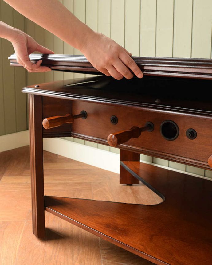 アンティークのテーブル　アンティーク家具　英国で出会っためずらしい家具、アンティークの遊べちゃうフットボールテーブル。天板を持ち上げると外すことができます上の天板を外すとテーブルゲームが出てきます。(k-2447-f)