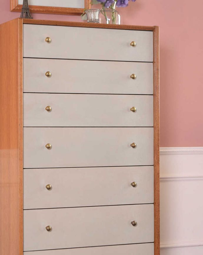 G-PLAN(Gプラン) アンティーク家具 英国ヴィンテージ家具、G-PLANのサニーオーク&チャイニーズホワイトチェスト。見えない所もこだわっていますヴィンテージの家具は年代が若いので簡単な修復だけでも使えちゃうんだけれど、長く使って頂けるように、見えない部分もしっかりこだわって修復しています。(k-2448-f)