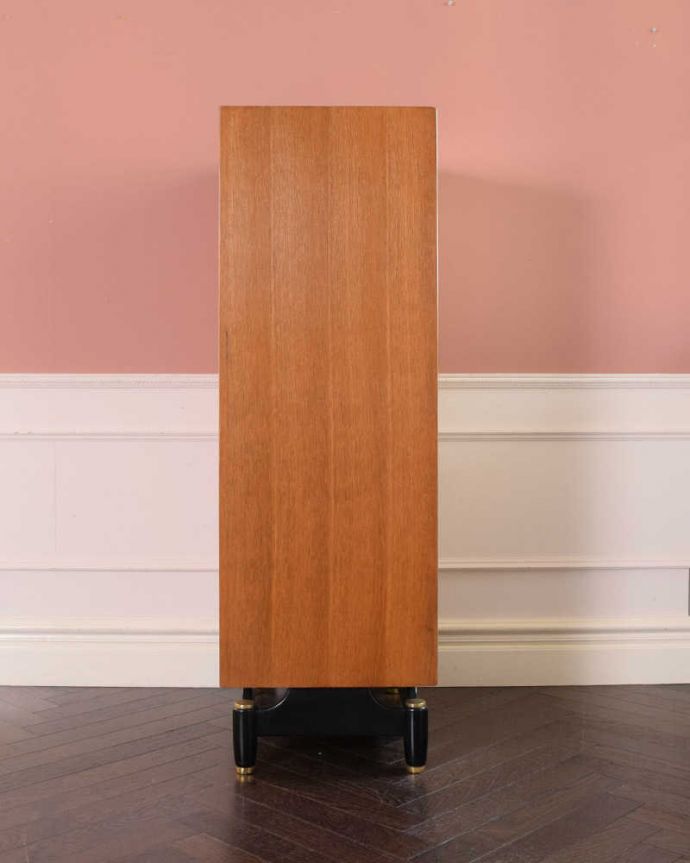 G-PLAN(Gプラン) アンティーク家具 英国ヴィンテージ家具、G-PLANのサニーオーク&チャイニーズホワイトチェスト。横から見てもスッキリシンプルだからこそ、どこから見てもカッコいいようにしっかりお直ししました。(k-2448-f)