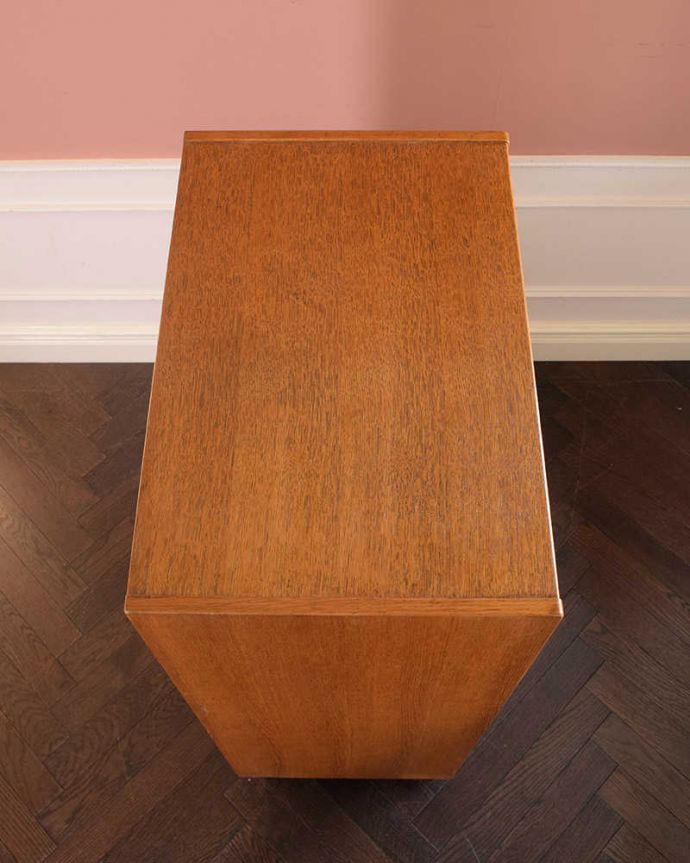 G-PLAN(Gプラン) アンティーク家具 英国ヴィンテージ家具、G-PLANのサニーオーク&チャイニーズホワイトチェスト。上から見ると・・・天板はこんな感じです。(k-2448-f)